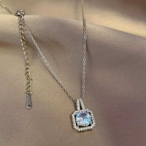 Beautiful elegant jewelry set with beautiful stud earrings - Picture 3 of 8